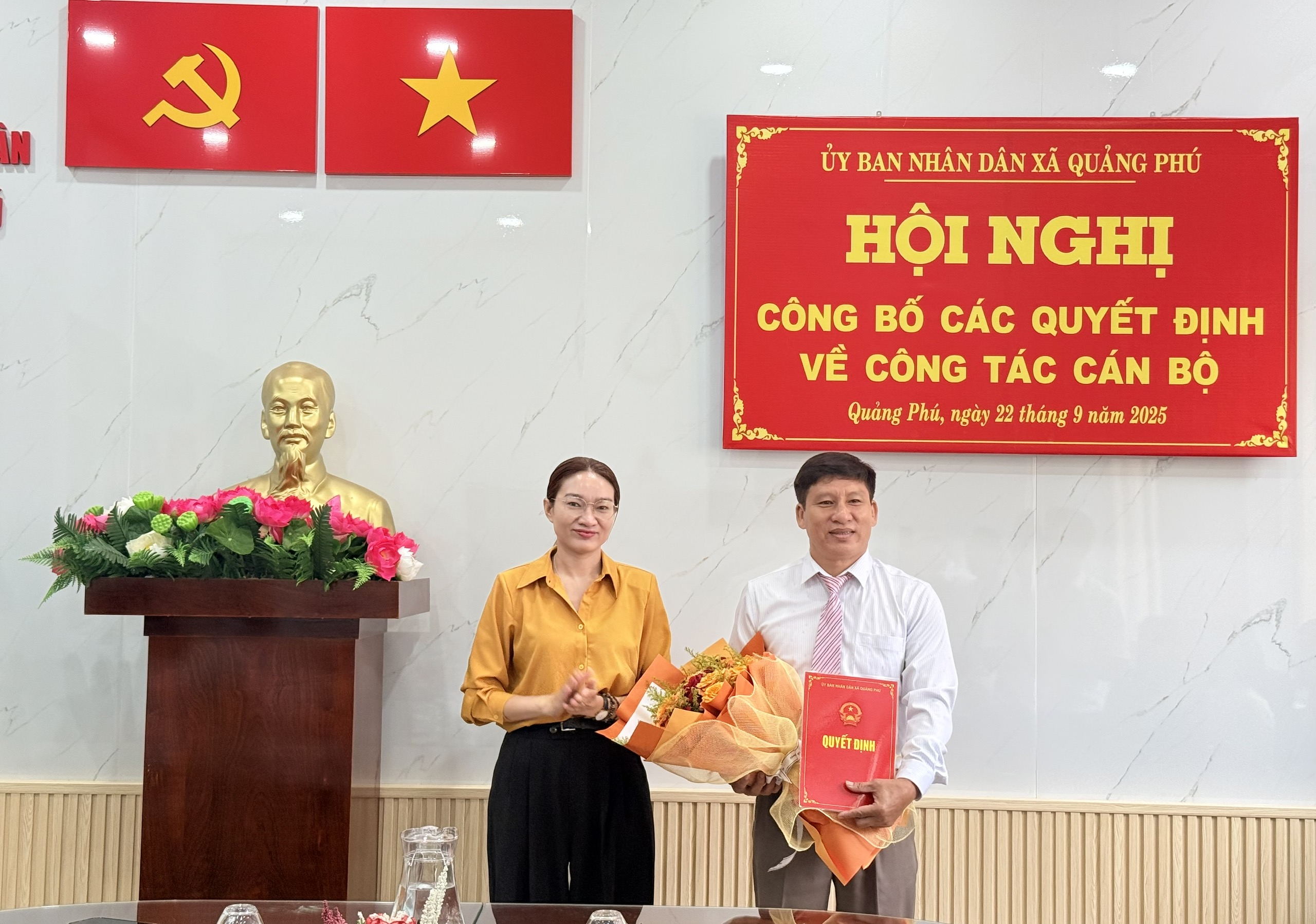 đồng chí Nay H'Lan – Phó Bí thư thường trực thác thác, Chủ tịch HĐND xã trao quyết bổ sung nhiệm vụ cho thầy Nguyễn Sỹ Chung